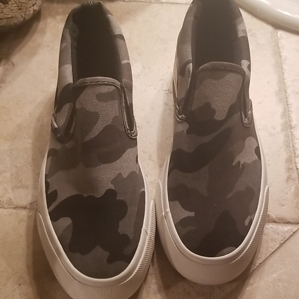Black &gray slip on sneakers